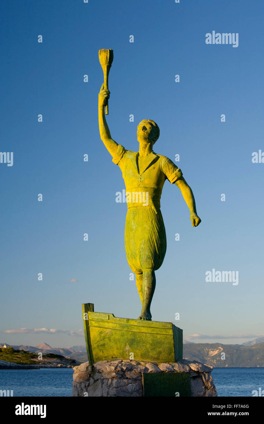 Gaios, Paxos, Ionische Inseln, Griechenland. Statue von Giorgos Anemogiannis, Paxiot Held des griechischen Unabhängigkeitskrieges. Stockfoto