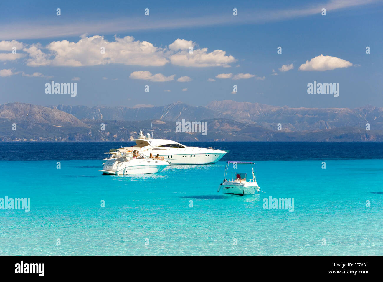 Antipaxos, Ionische Inseln, Griechenland. Blick über das klare türkisfarbene Wasser des Voutoumi Bay, Boote vor Anker. Stockfoto