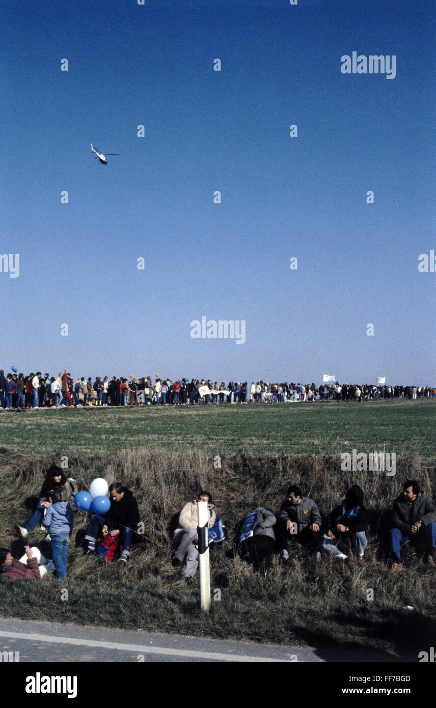 Geographie / Reisen, Deutschland, Politik, Demonstration, Friedensbewegung, Menschenkette Stuttgart - Ulm, 1983, Zusatz-Rights-Clearences-not available Stockfoto