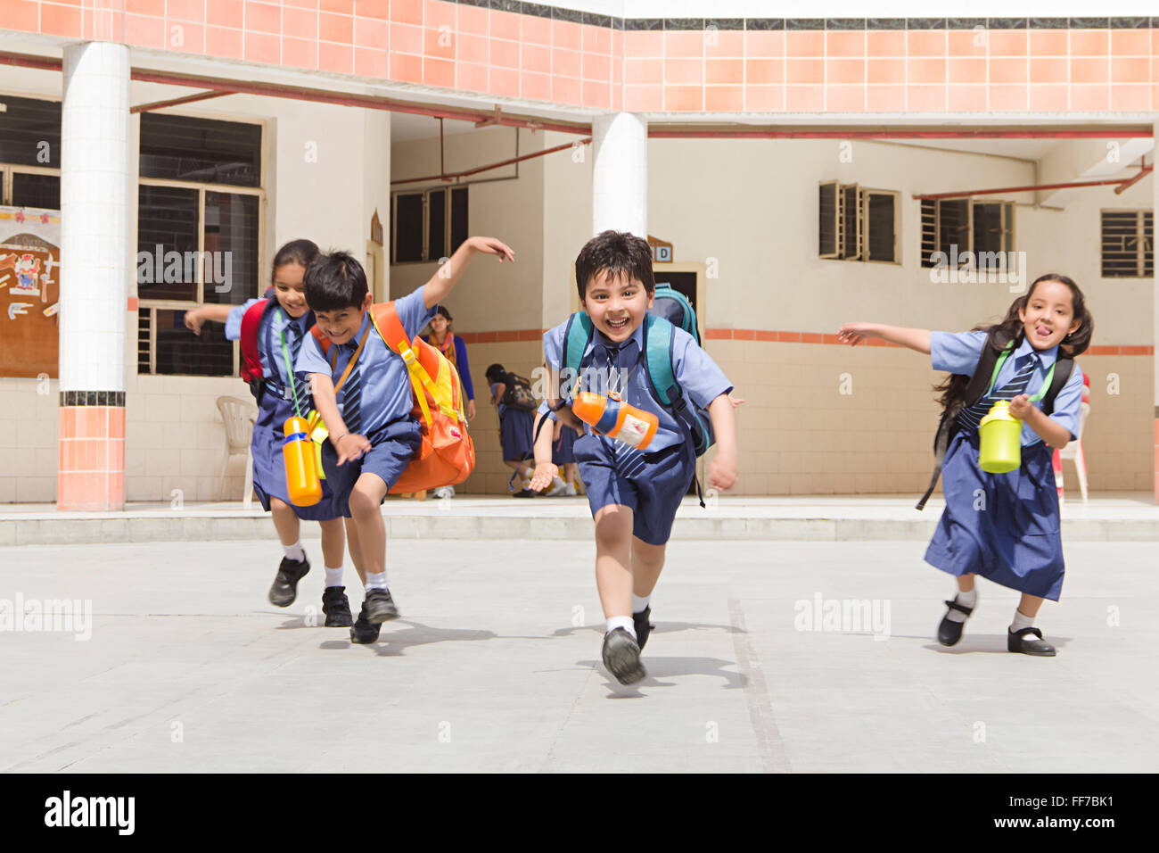 Asien Asien Asiaten Rucksäcke Gebäude sorglos Cheer Fröhlichkeit Kinder Mitschüler Klassenkameraden Farben Bild Farbe Bild Common Stockfoto