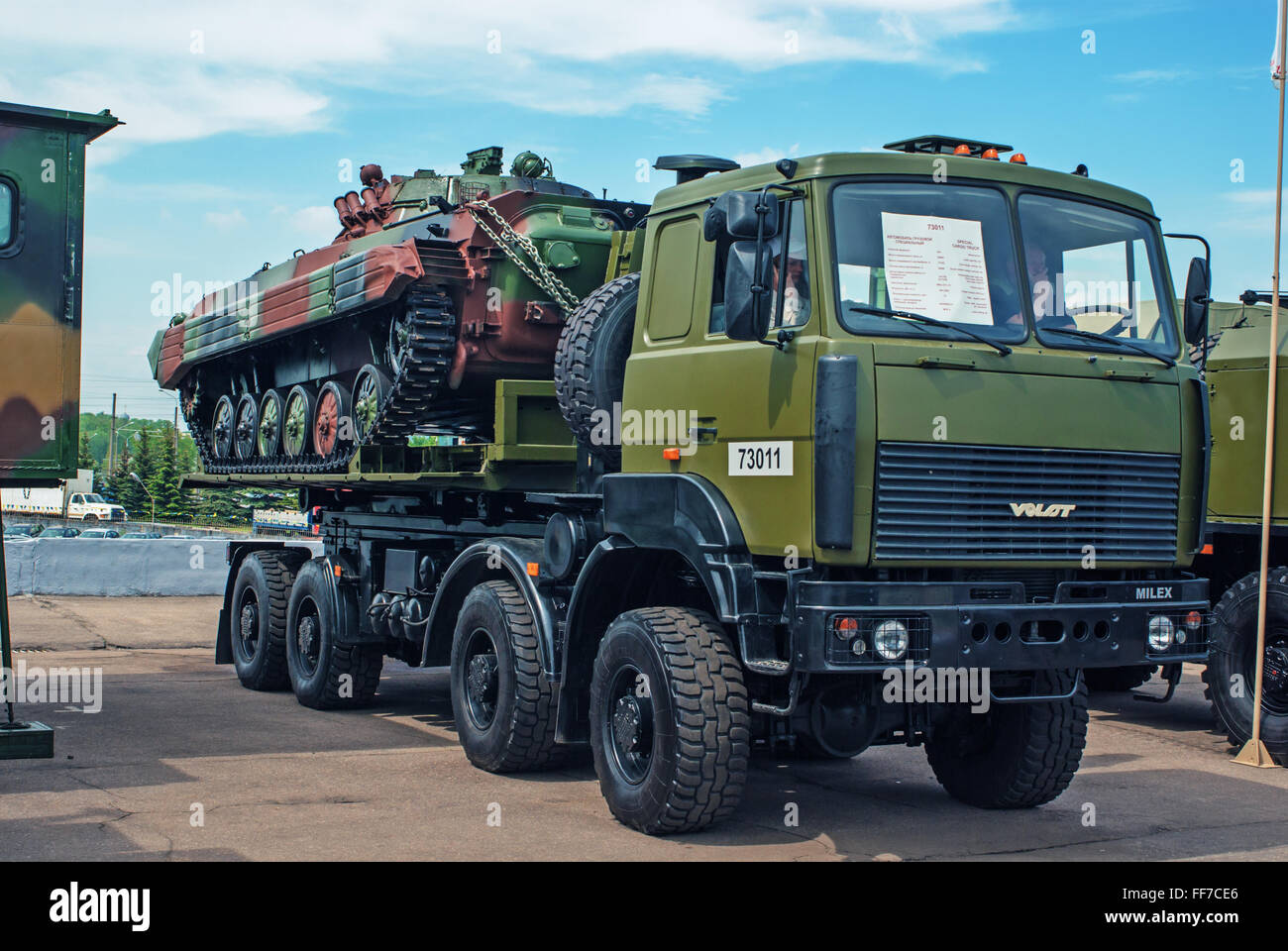 5. belarussischen militärische Ausstellung MILEX 2009 - Mai 2009.Special LKW-Ladung MZKT 73011 + BMP-2. Stockfoto