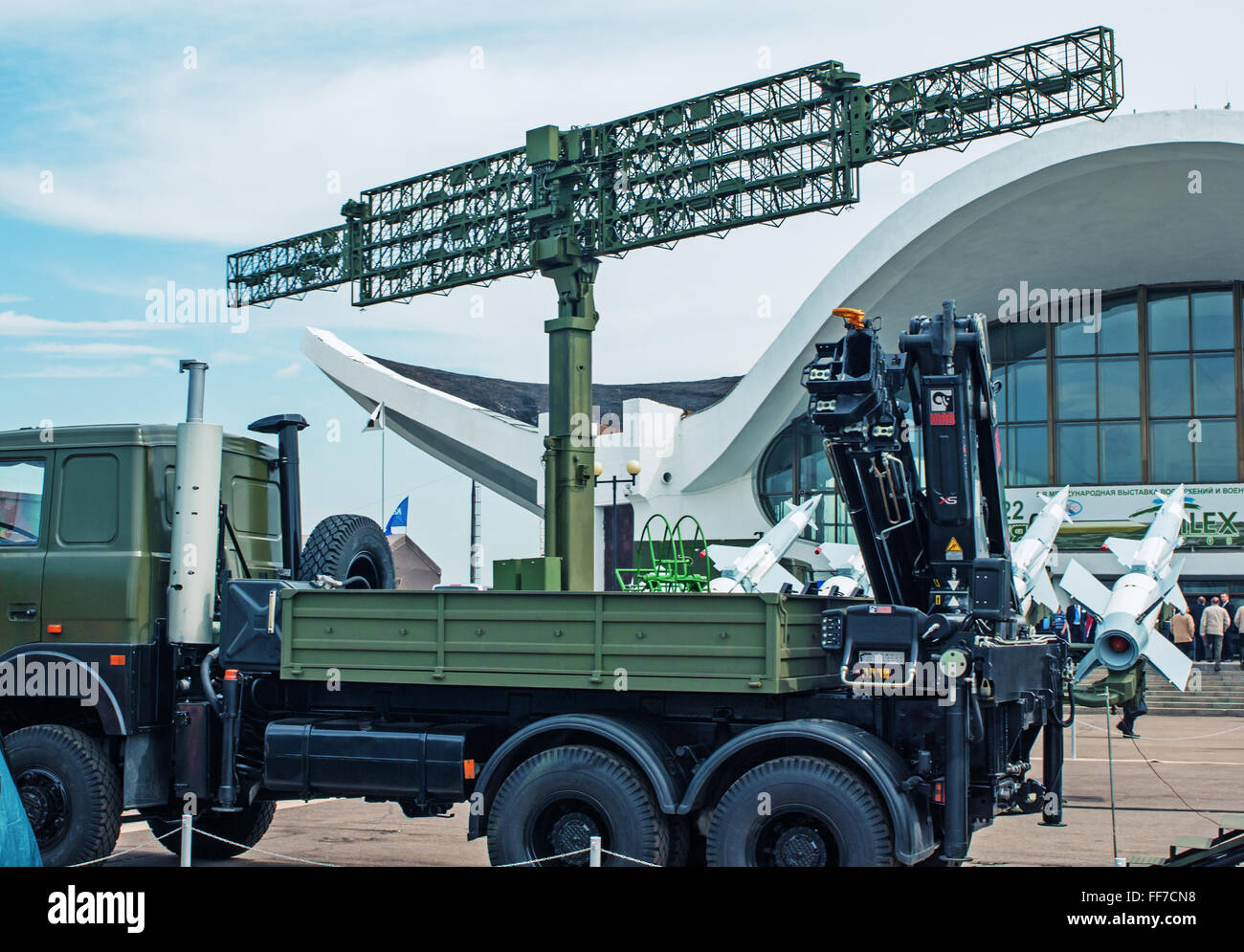 5. belarussischen militärische Ausstellung MILEX 2009 - Mai 2009.Truck mit dem Manipulator der Verladung von Fracht. Raketen und Radar. Stockfoto