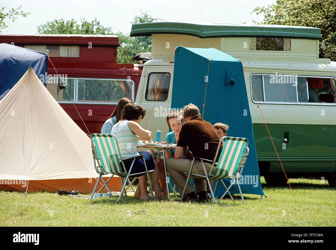 Tourismus, Camping, Camper, Familie sitzen am Lagertisch, Großbritannien, um 1987, zusätzliche-Rechte-Clearences-nicht verfügbar Stockfoto