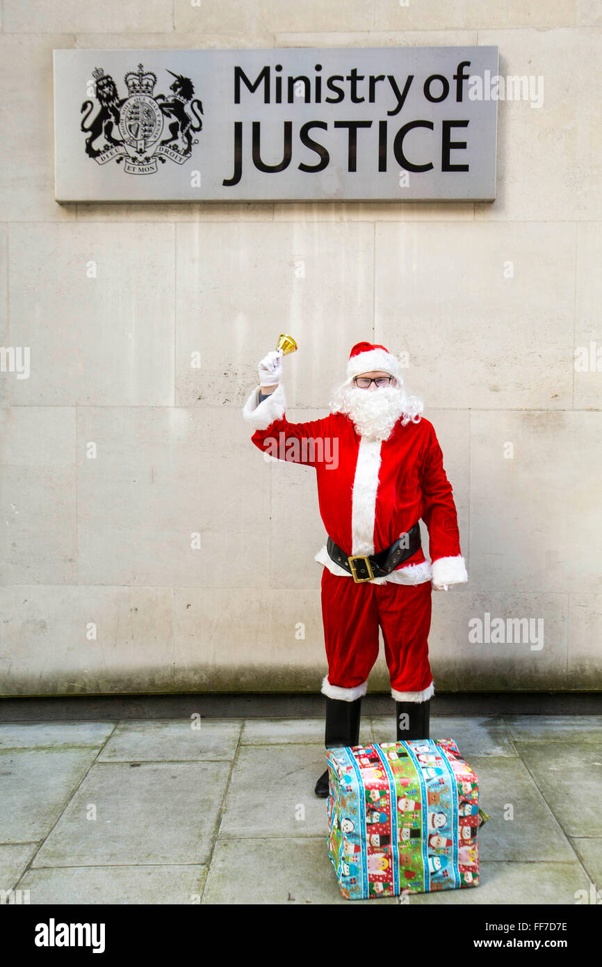 Santa zusammen mit Howard League, englische Stift liefern Bücher für Gefangene, Ministerium für Justiz HQ, central London. Stockfoto