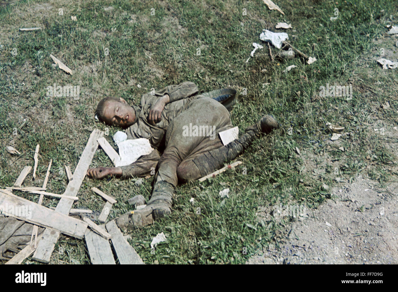 Ereignisse, 2. Weltkrieg, Russland 1941, toter sowjetischer Soldat am Straßenrand, Weißrussland, Juli 1941, Zusatzrechte-Clearences-nicht vorhanden Stockfoto
