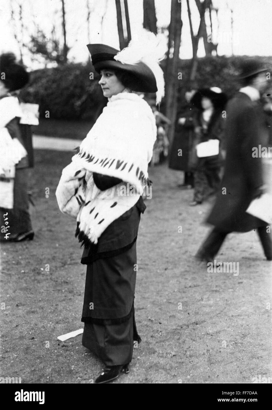 Mode, Anfang des 20. Jahrhunderts / Jahrhundertwende, Dame mit Pelzstola, Paris, um 1910, Zusatzrechte-Clearences-nicht vorhanden Stockfoto