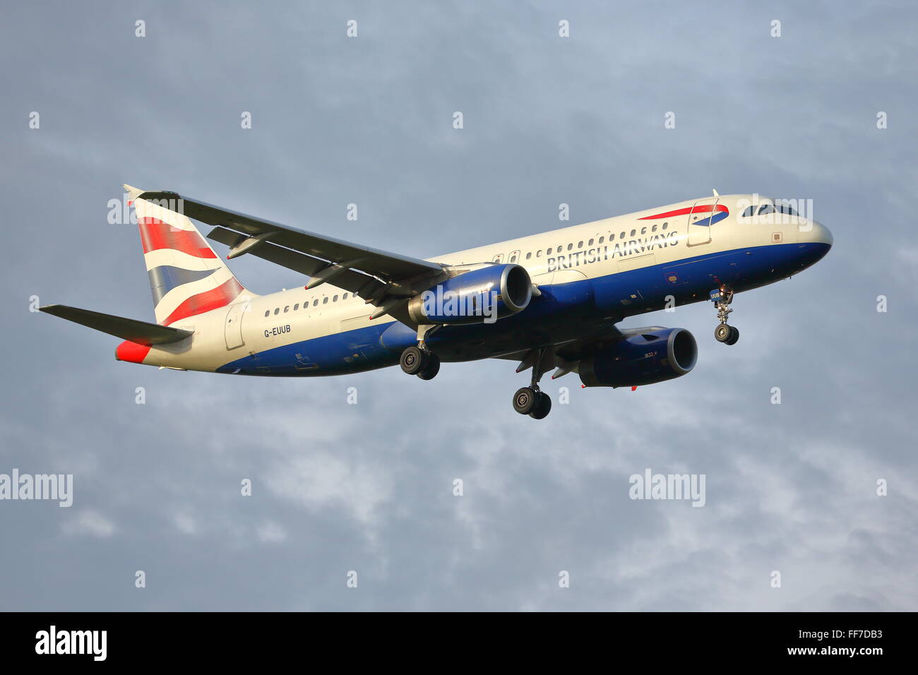 British Airways Airbus A320-200 G-EUUB Landung in Heathrow Stockfoto