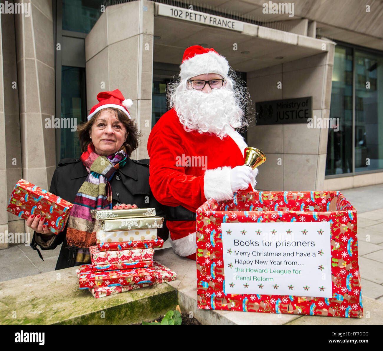 Santa und Francis Crook, Chief Executive von The Howard League zusammen mit englischen PEN liefern Bücher für Gefangene, Ministerium für Justiz HQ, Zentrum von London. Stockfoto