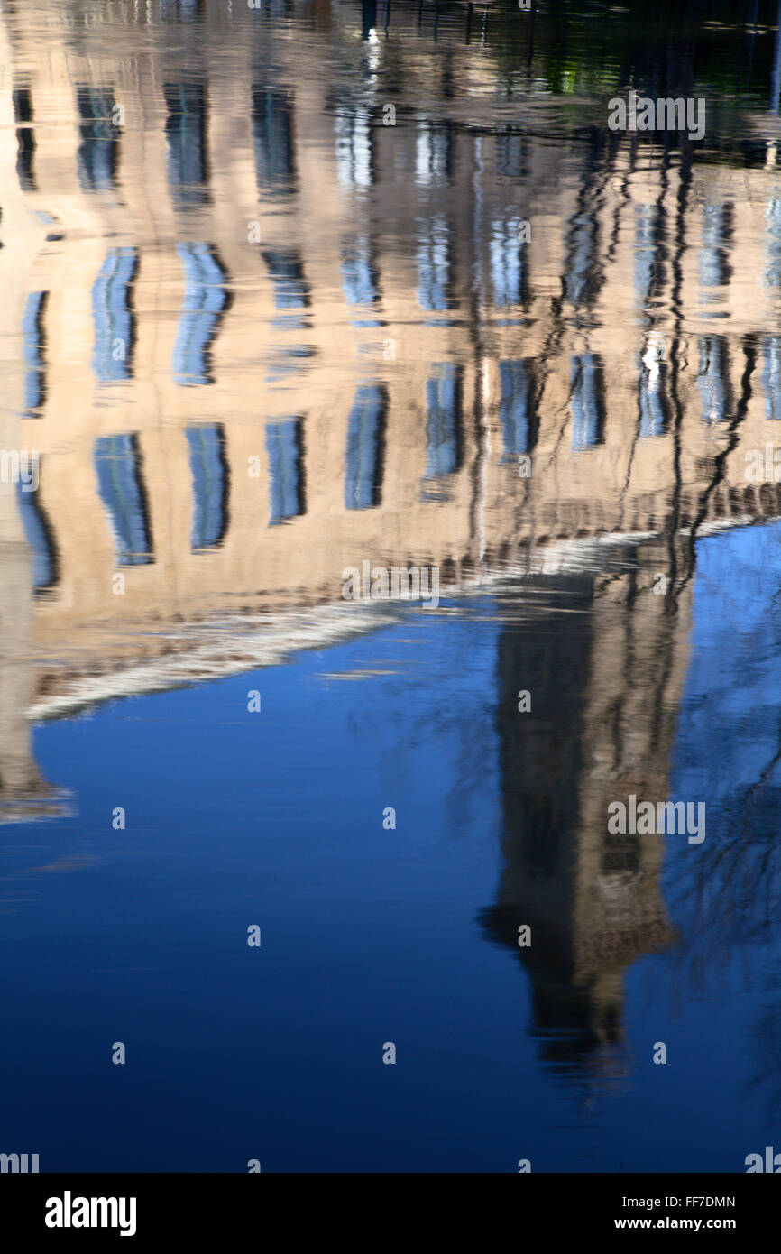 Reflexion der neuen Mühle im Fluss Aire Saltaire West Yorkshire England Stockfoto