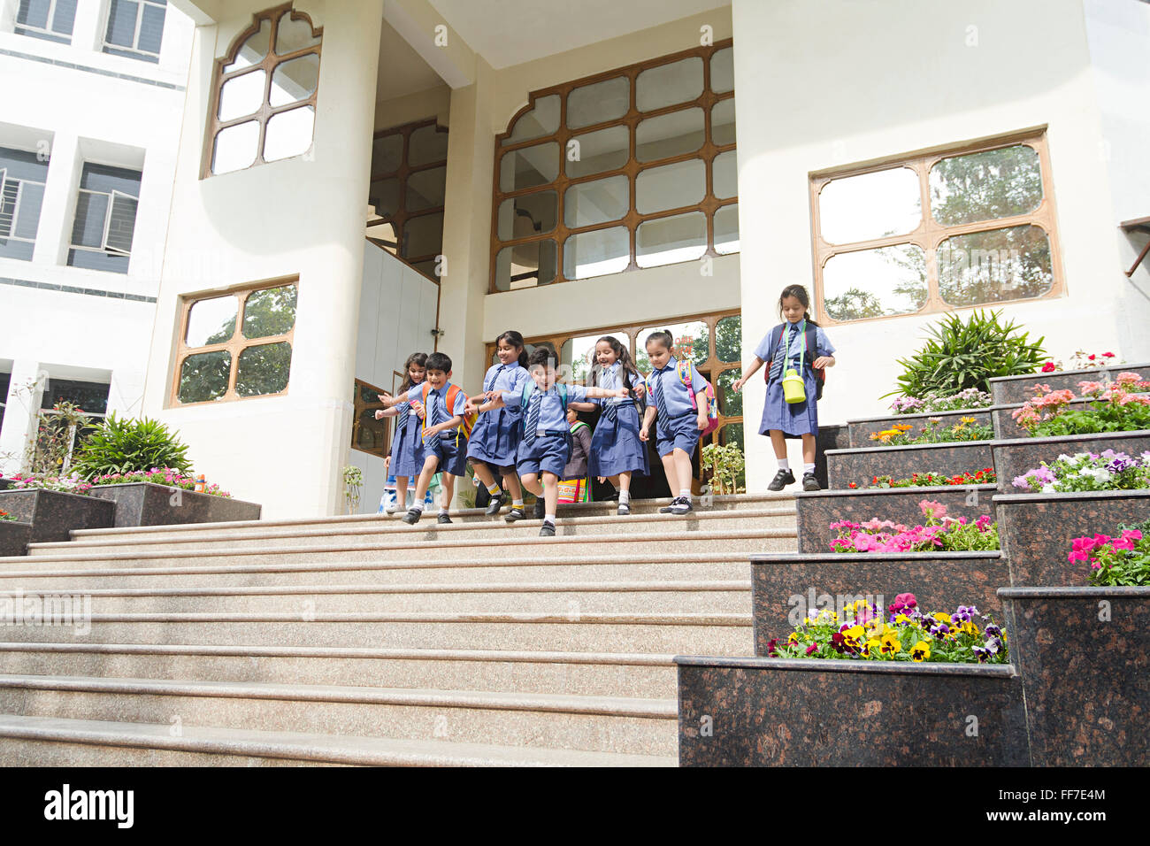 Treppe Asien Asiatische Asiaten Kleidung Rucksäcke fröhliche Heiterkeit Kind Kindheit Childs Klassenkamerad Bild Farben Farbbild Stockfoto