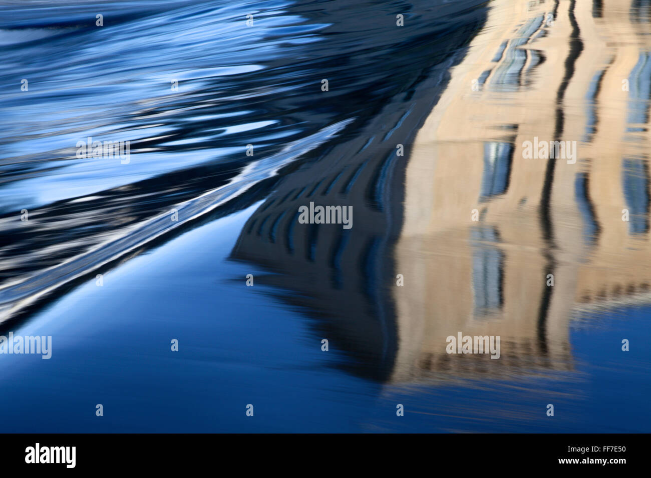 Abstrakte Reflexion der neuen Mühle im Fluss Aire Saltaire West Yorkshire England Stockfoto