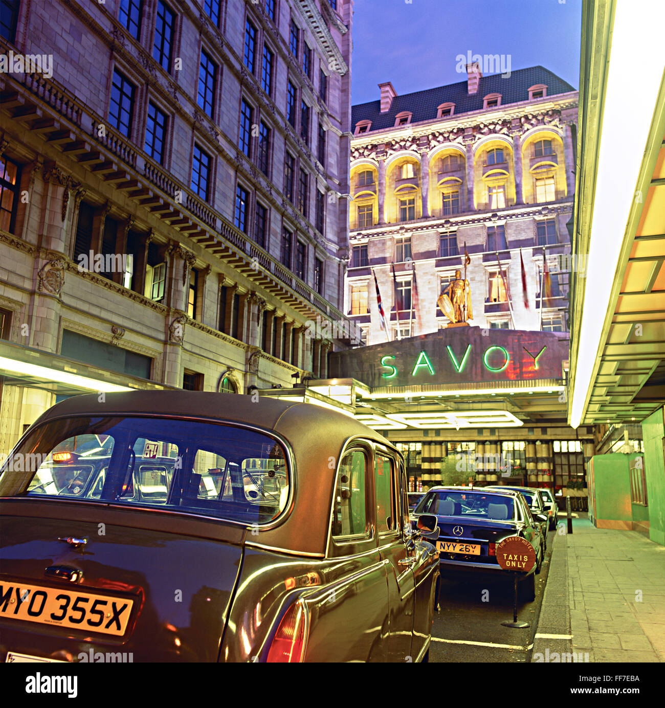 London Black Taxis außerhalb des Savoy London UK Stockfoto