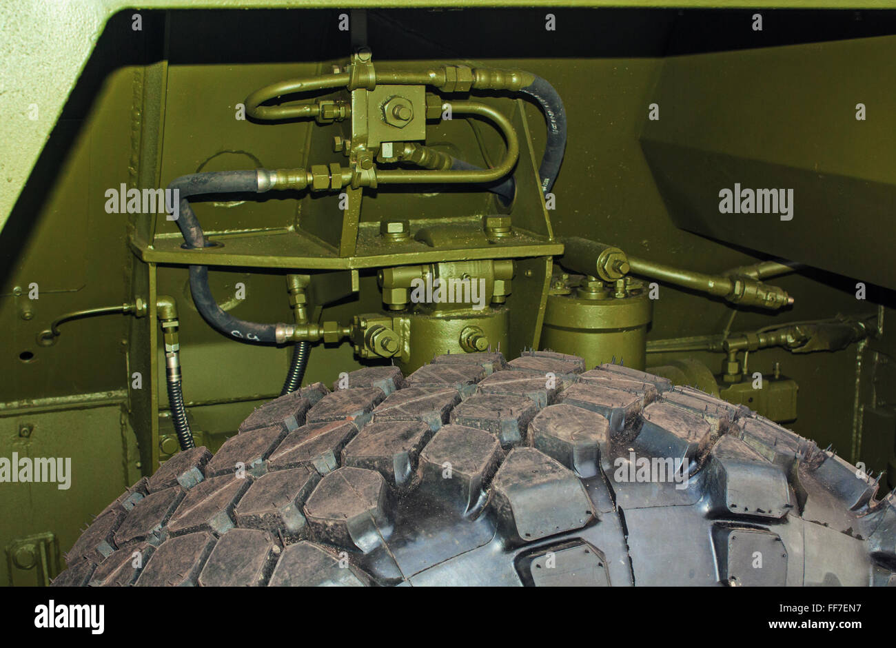 5. belarussischen militärische Ausstellung MILEX 2009 - Mai 2009. Befestigung und Stoßdämpfer eines Rades per LKW. Stockfoto