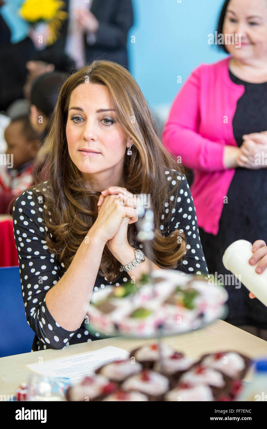 Ihre Königliche Hoheit die Herzogin von Cambridge im Gespräch mit Eltern und Personal im Kinderhaus Brookhill.  Ein Home-Start-Projekt, dass Angebote für Kinder und Familien unterstützen. London, UK. Stockfoto