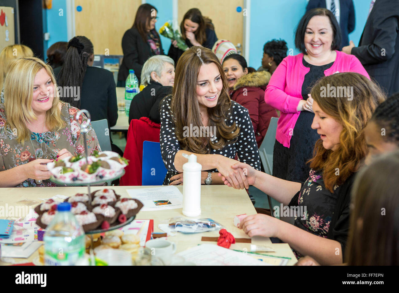 Ihre Königliche Hoheit die Herzogin von Cambridge im Gespräch mit Eltern und Personal im Kinderhaus Brookhill.  Ein Home-Start-Projekt, dass Angebote für Kinder und Familien unterstützen. London, UK. Stockfoto
