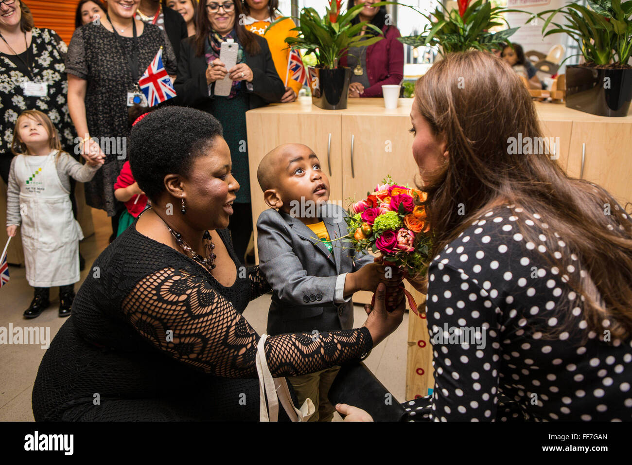 Ihre Königliche Hoheit die Herzogin von Cambridge ist mit Blumen in Brookhill Kinderhaus vorgestellt. Woolwich, UK. Stockfoto