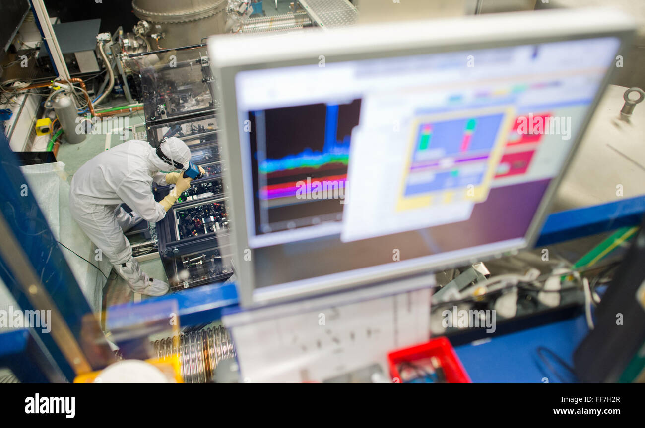 Hannover, Deutschland. 11. Februar 2016. Wissenschaftlicher Assistent Emil Schreiber optimiert eine Subsystem im Gravitationswellendetektor GEO600 Detektor in Ruthe bei Hannover, Deutschland, 11. Februar 2016. Im Rahmen des Forschungsprojektes GEO600 wesentliche technische Komponenten entwickelt und getestet, die sind später in der "Lingo" Gravitational Wave Observatory in den USA eingesetzt. Gravitationswellendetektor GEO600 Detektor läuft über das Max-Planck-Institut für Gravitationsphysik. Foto: JULIAN STRATENSCHULTE/Dpa/Alamy Live News Stockfoto