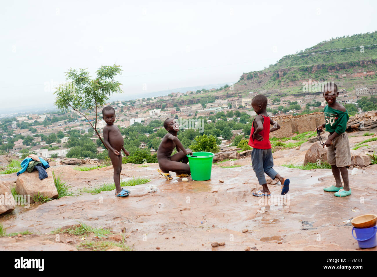 Mali, Afrika - Menschen, die in einem Dorf in der Nähe von Bamako Trinkwasser Stockfoto