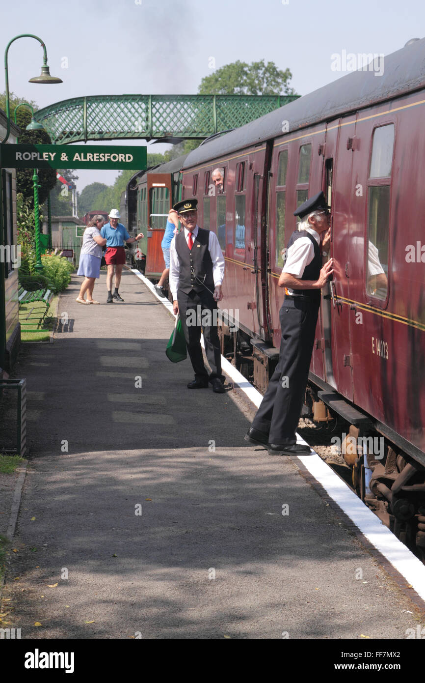 Wachwechsel am Medstead und vier Marken Station auf der Mitte Hants erhalten Dampfeisenbahn Stockfoto
