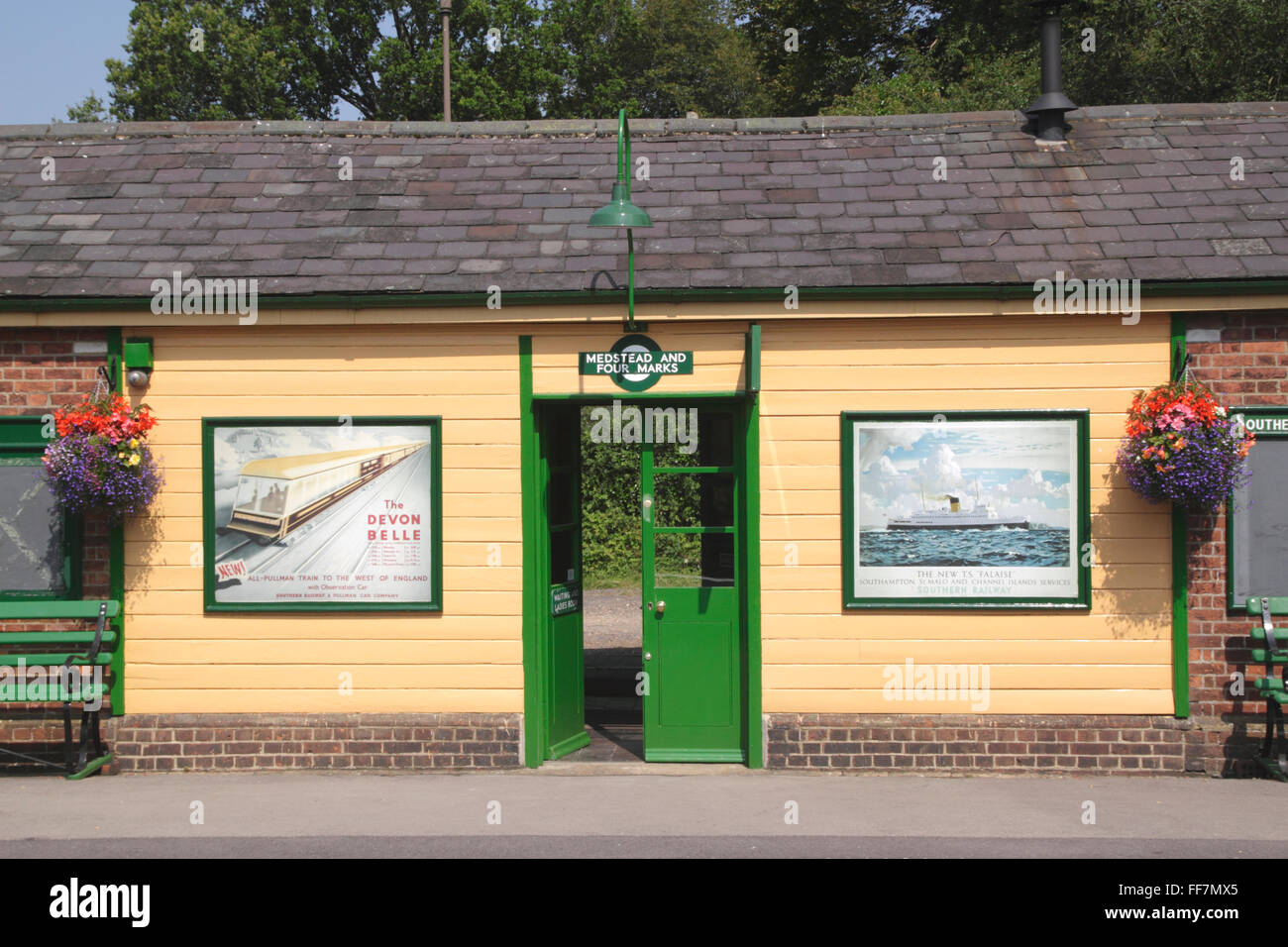 Bahnhofsgebäude in Medstead und vier Marken Mitte Hants erhalten Dampfeisenbahn Stockfoto