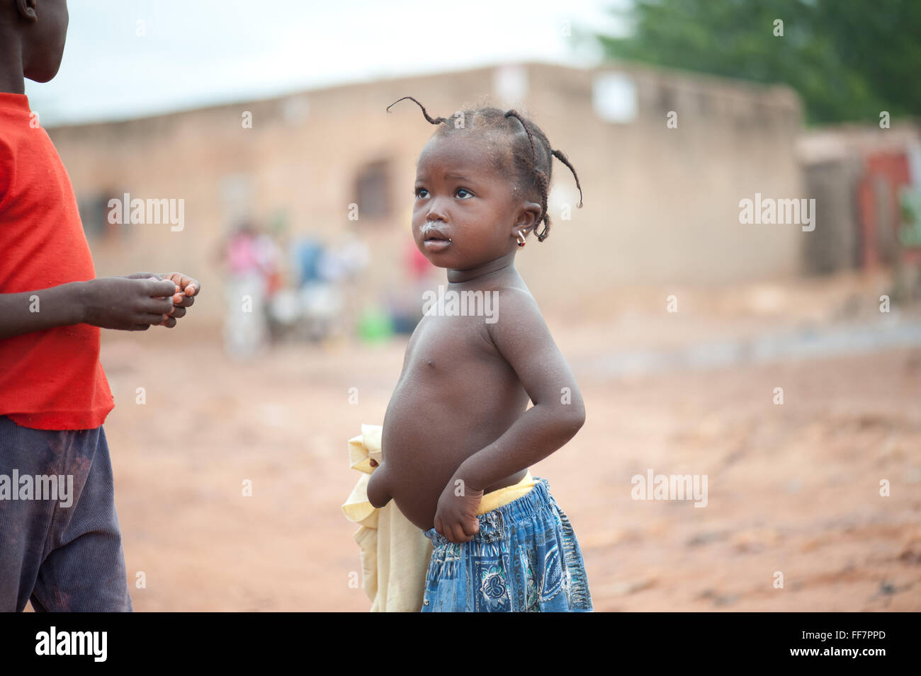 Mali, Afrika - junge Mädchen sein Bruder gerade in Afrika Stockfoto