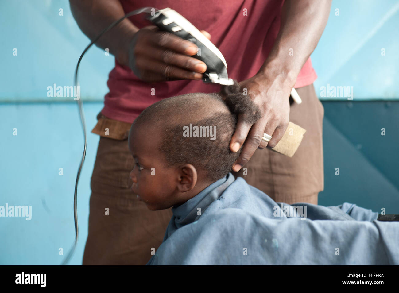 Mali, Afrika - Portrait von schwarze Kind in sein Haar in Afrika getan Stockfoto