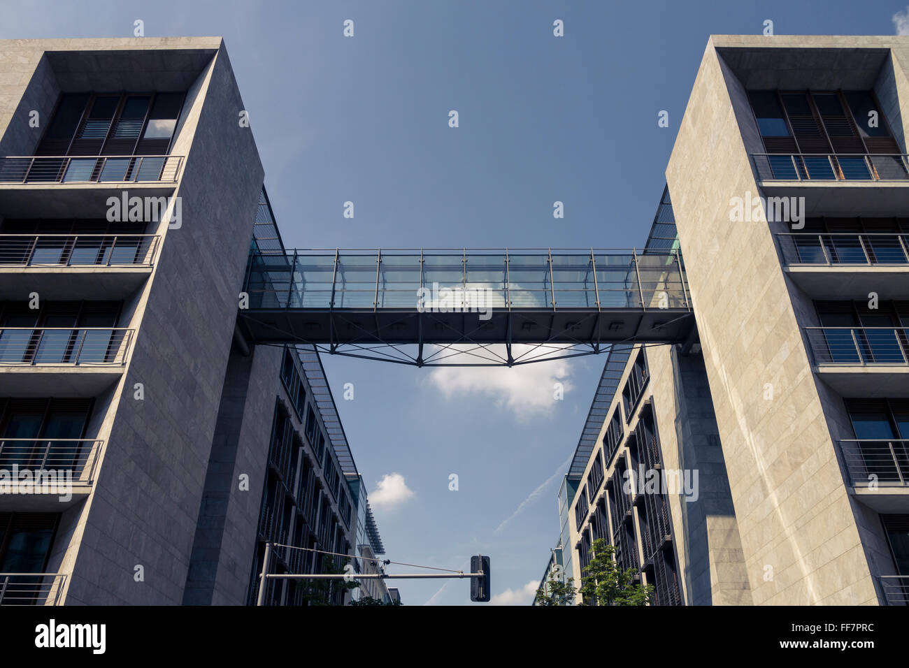 Bürogebäude, verbunden mit Brücke in berlin Stockfoto