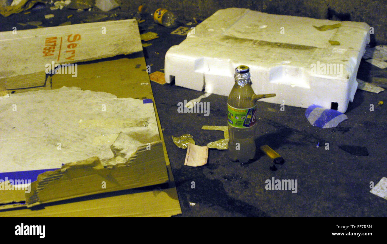 Eine hausgemachte Riss Pip links auf dem Boden eines stillgelegten Parkplatz in East London Stockfoto