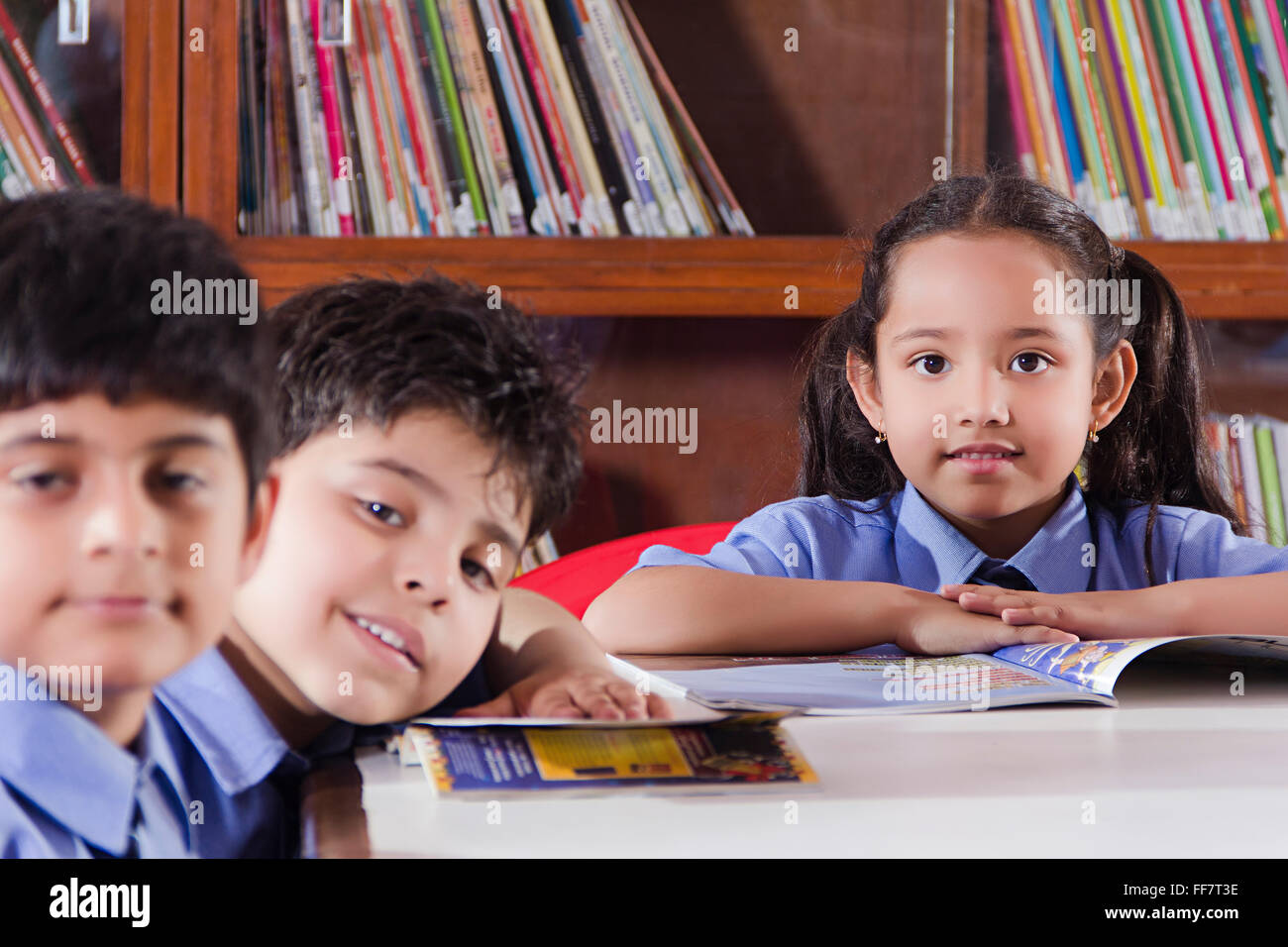 Asien Asien Asiaten buchen Regale Bücherregal Bücherregale Klasse Klassen Prüfungen Prüfungen weibliche Frauen Glück glücklich halten Menschen Stockfoto