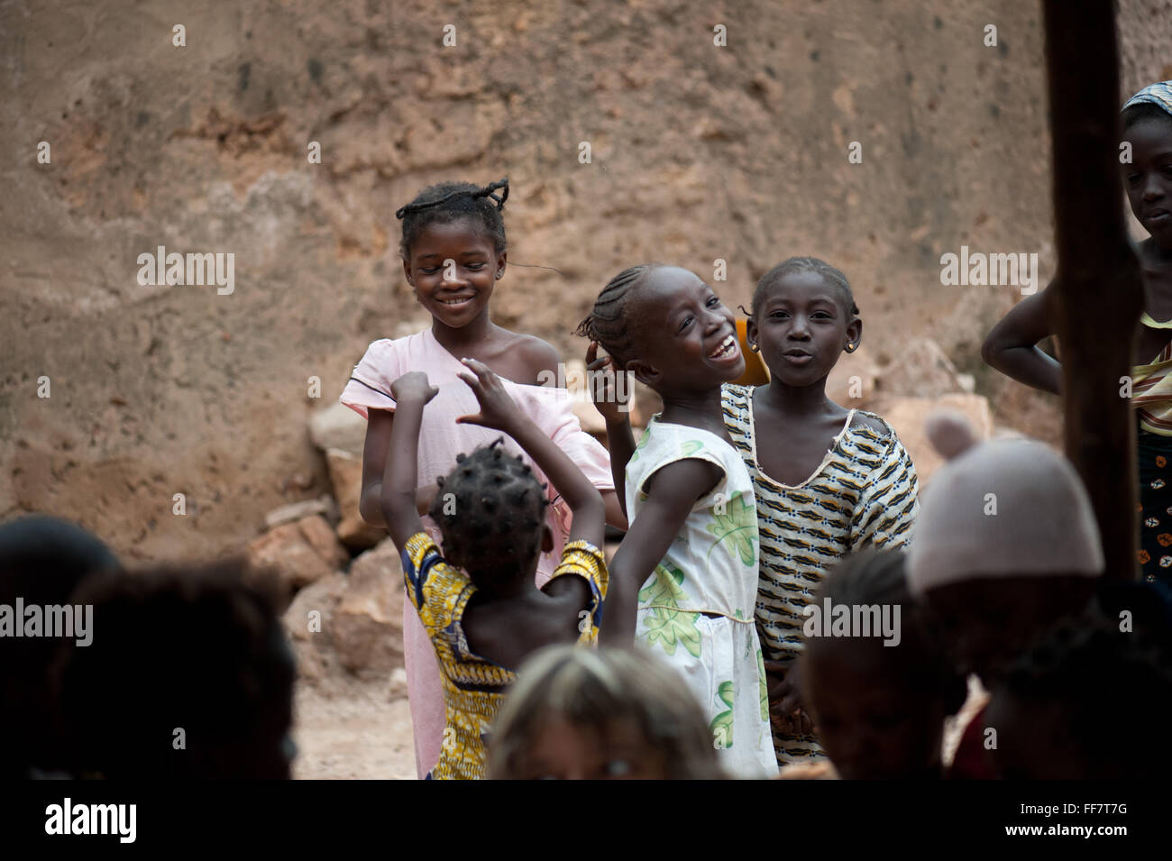 Mali, Afrika - Gruppe von schwarzen Kindern Spaß in Afrika Stockfoto