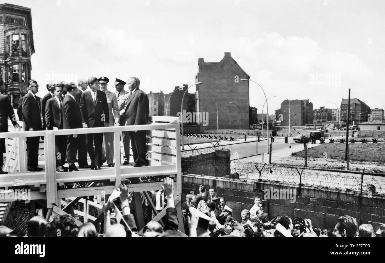 JFK IN BERLIN, 1963. / nPresident John F. Kennedy und Bundeskanzler Konrad Adenauer am "Checkpoint Charlie" von der Berliner Mauer während Kennedys Besuch in West-Berlin am 26. Juni 1963. Stockfoto