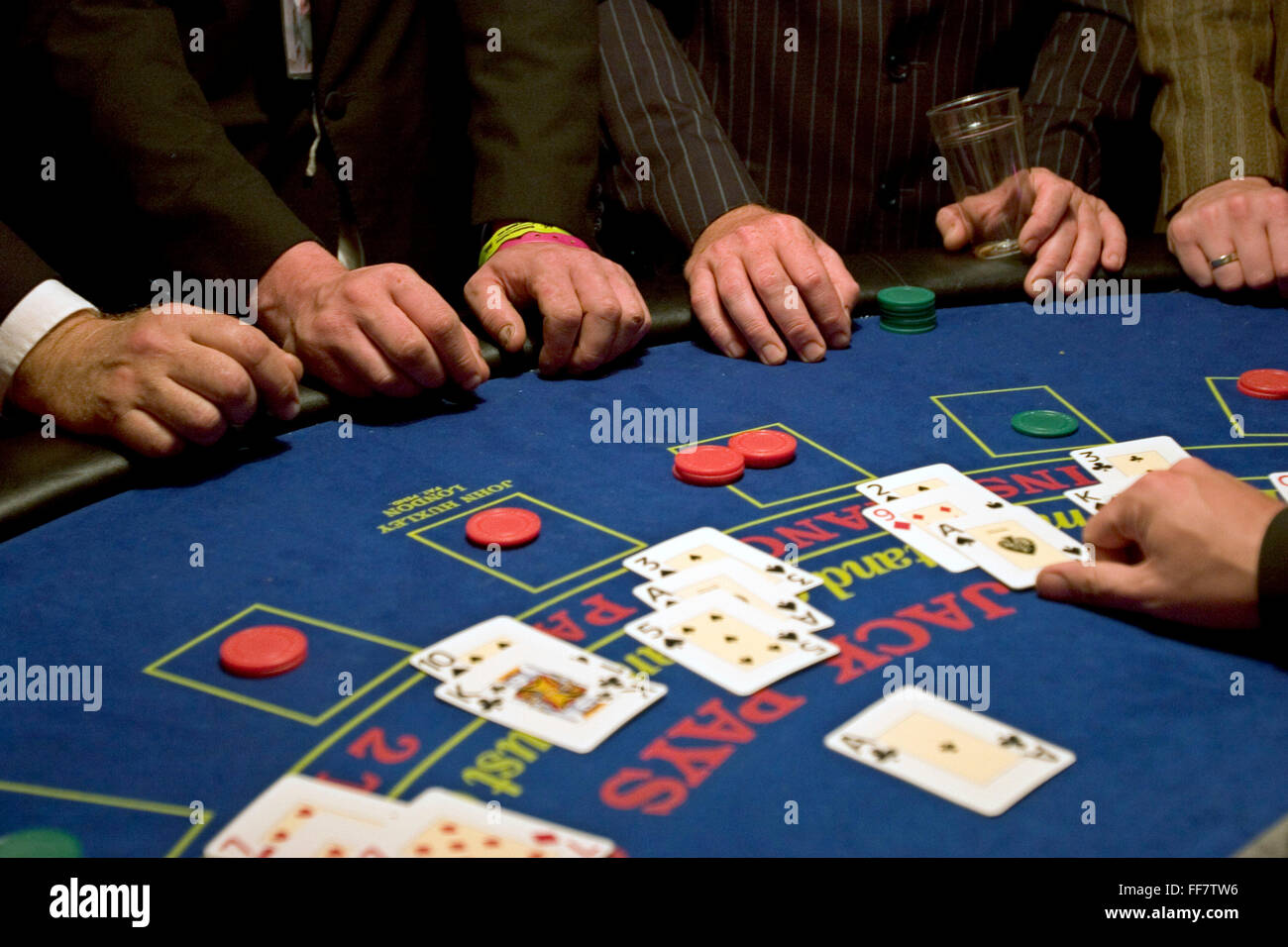Hände greifen an einem Blackjack-Tisch im Bereich verloren Ungenauigkeit beim Glastonbury Festival. Stockfoto