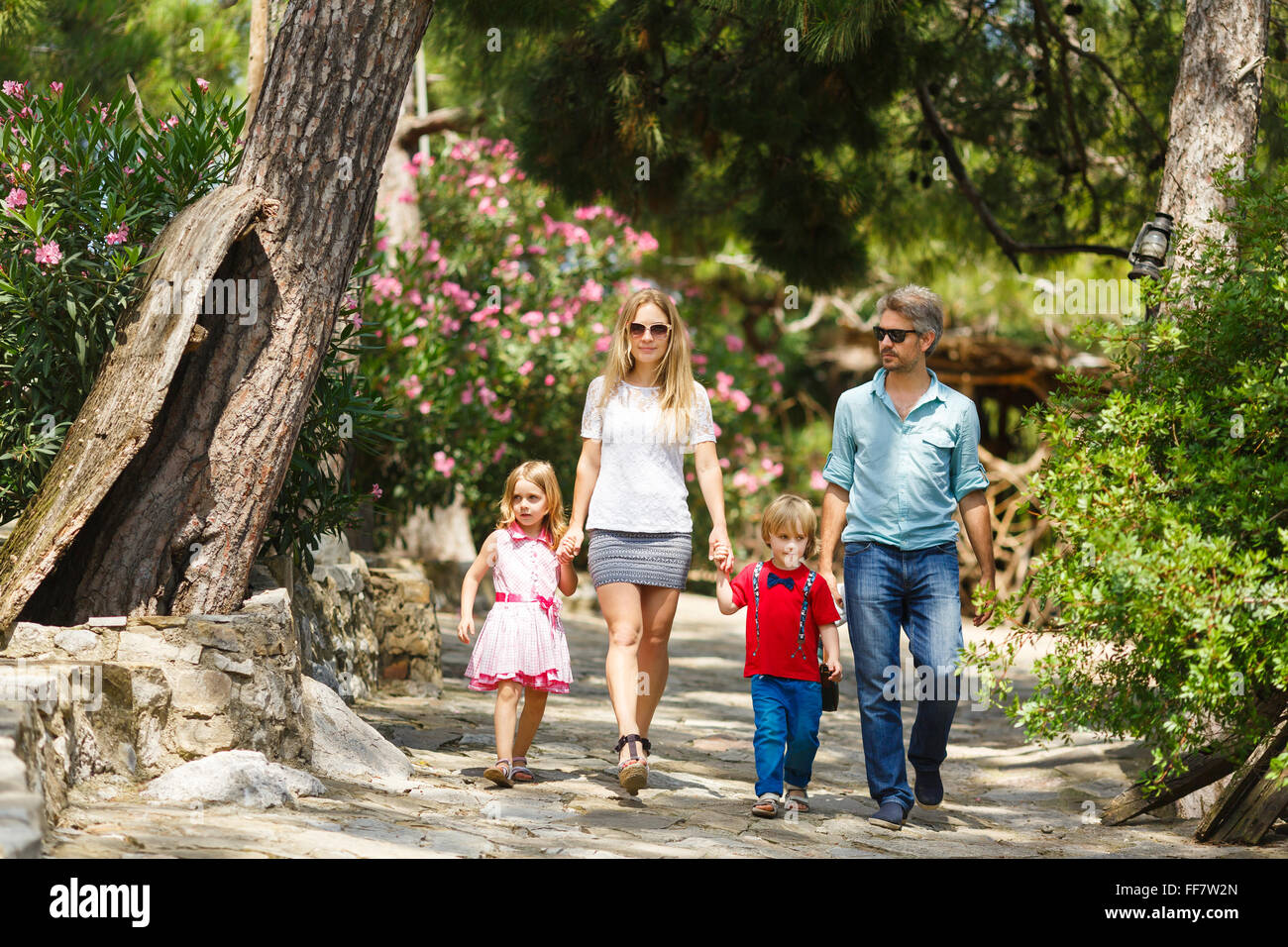Familie gehen in den Wald im Sommer Stockfoto