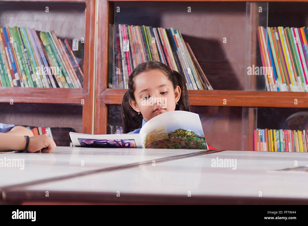 Asien Asien Asiaten Kleidung Buch Regal Regale Bücherregale Klassenzimmer Szene Beziehungen selbst versichert Selbstvertrauen selbst Stockfoto