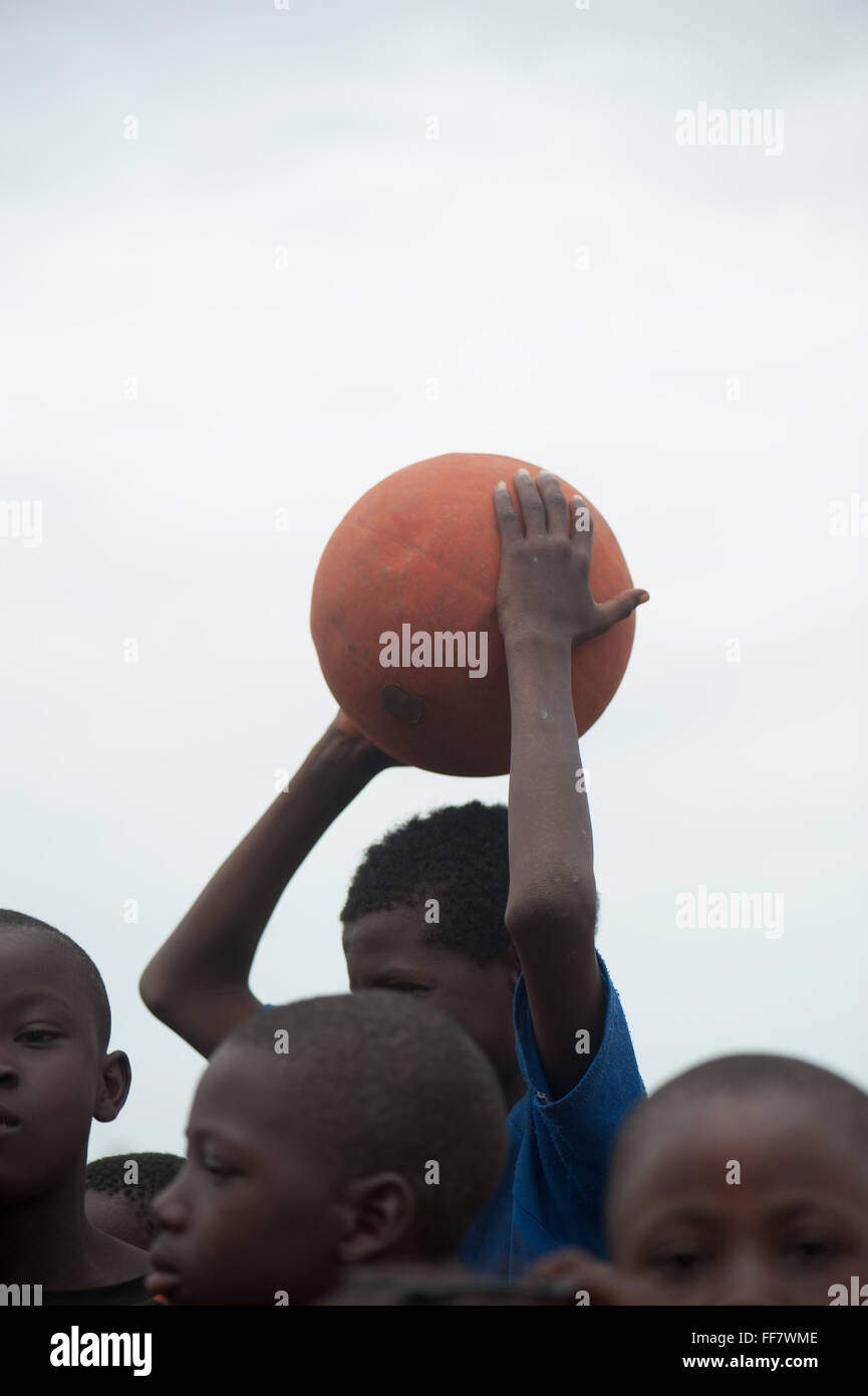 Mali, Afrika - Black Boy werfen in Fußball spielen in der Nähe von Bamako Stockfoto
