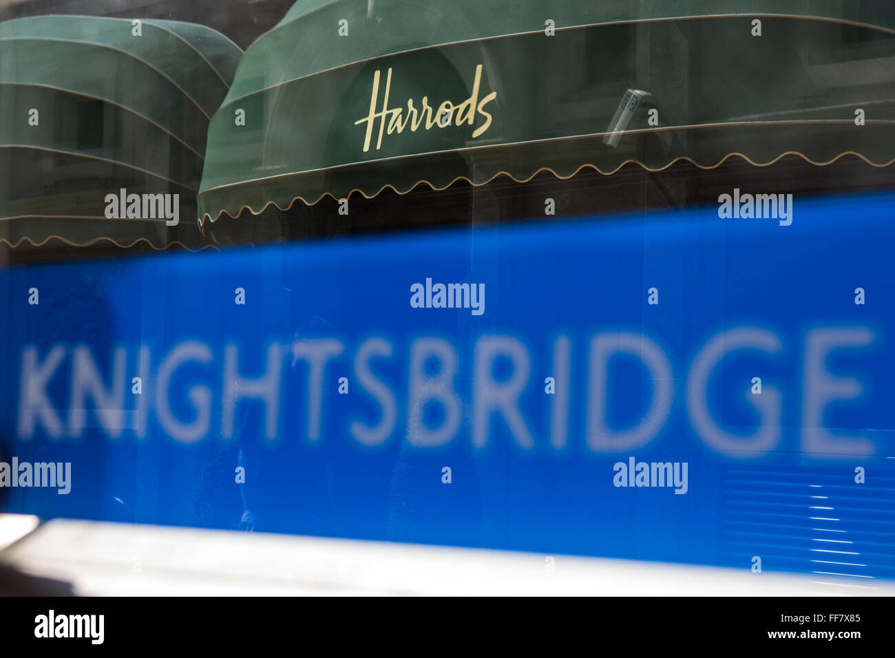 Knightsbridge London Underground Schild vor dem Eingang der Tube Station mit der Welt berühmten Harrods Shop Markise im Hintergrund, London, Vereinigtes Königreich. Stockfoto