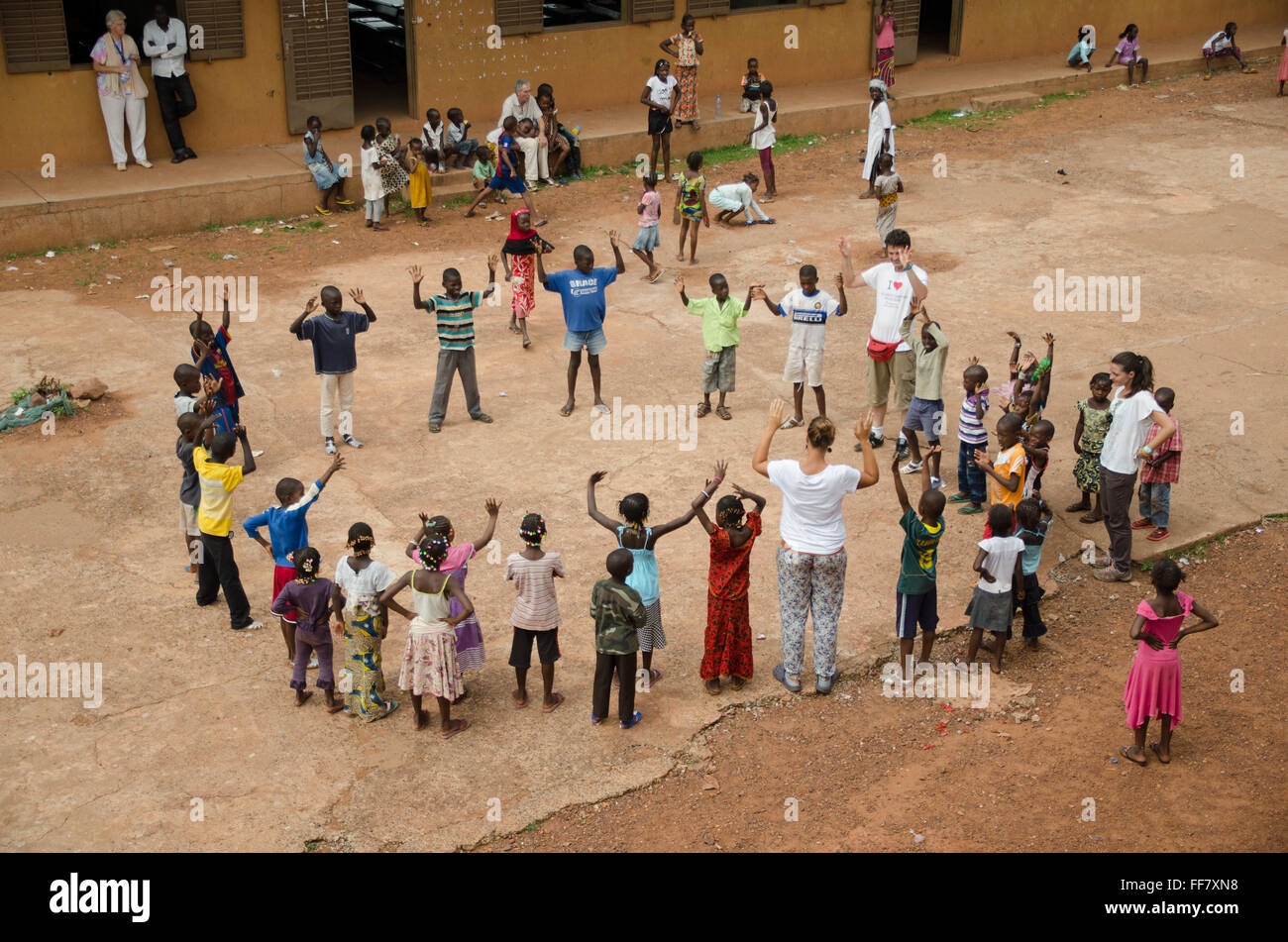 Mali, Afrika - Gruppe von schwarzen Kindern Spaß in einem Kreis in Afrika Stockfoto