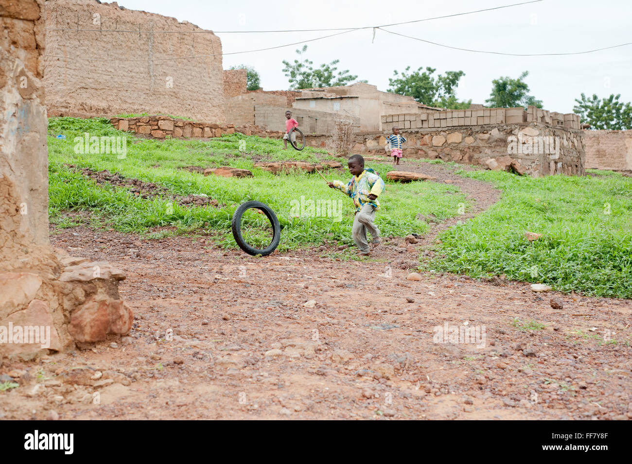 Mali, Afrika - schwarzes Kind Spaß mit seinem Rad in Afrika Stockfoto