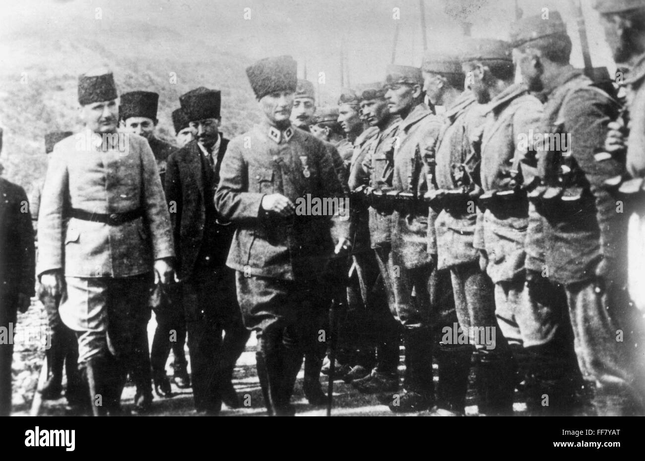 MUSTAFA KEMAL Atatürk /n(18811938). Türkischer Soldat und Staatsmann, seine Truppen zu
