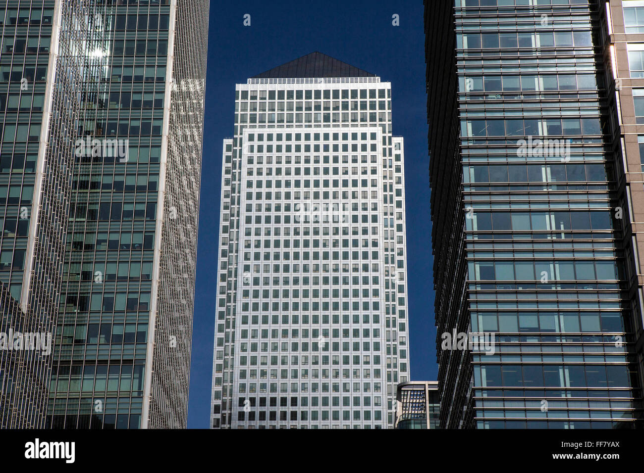 One Canada Square Wolkenkratzer Gebäude (häufig falsch genannt, Canary Wharf) in East London, England, Vereinigtes Königreich.  Es ist das zweite höchste Gebäude im Vereinigten Königreich. Eines der vorherrschenden Merkmale ist das Pyramidendach enthält ein blinkendes Licht. Das Gebäude wird hauptsächlich für Büros genutzt und ist ein Symbol des Finanzsektors Londons und ist mit anderen Business-Türmen umgeben. Stockfoto