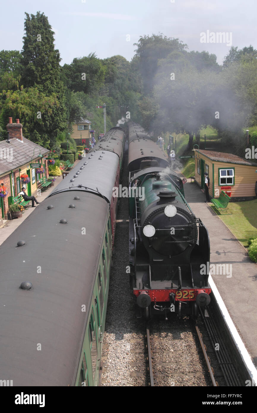 Südlichen Schulen Dampfzug an der Medstead und vier Marken Bahnhof Mitte Hants Eisenbahn Stockfoto