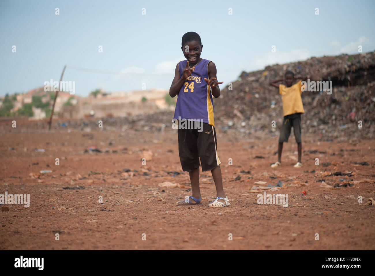 Mali, Afrika - Schwarze Menschen Spaß warten auf ein Fußballspiel in der Nähe von Bamako in einer Deponie Stockfoto