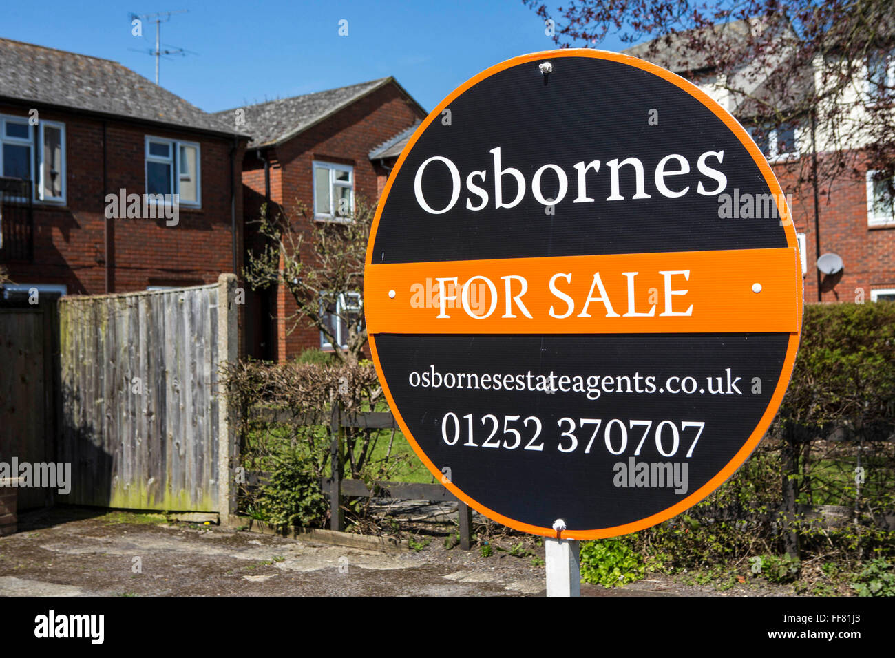Osbournes For Sale Schild Outisde eine Eigenschaft, Faornborough, Hampshire, UK. Stockfoto