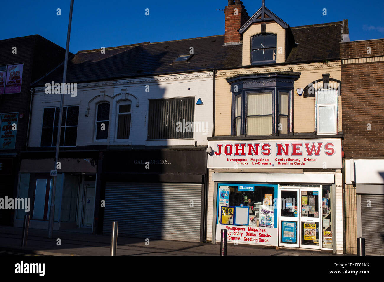 Johns News Shop Agenten in der Sonne in Middlesborough Stadtzentrum, North Yorkshire, Vereinigtes Königreich. Stockfoto