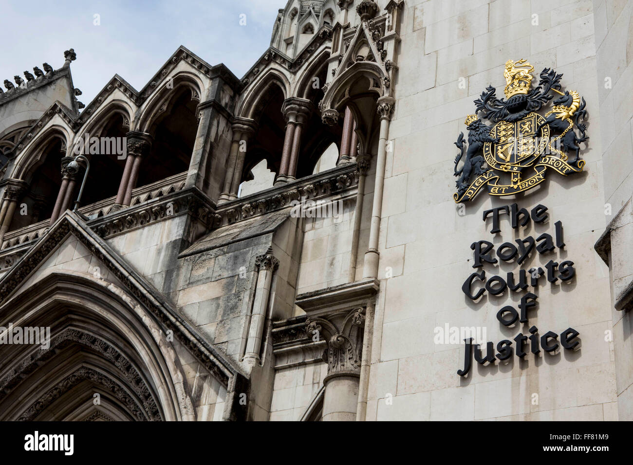 Das Zeichen außerhalb der Royal Courts of Justice, gemeinhin als Justizpalast, ist ein Gerichtsgebäude in London beherbergt den High Court und der Court of Appeal von England und Wales. London, UK. Stockfoto