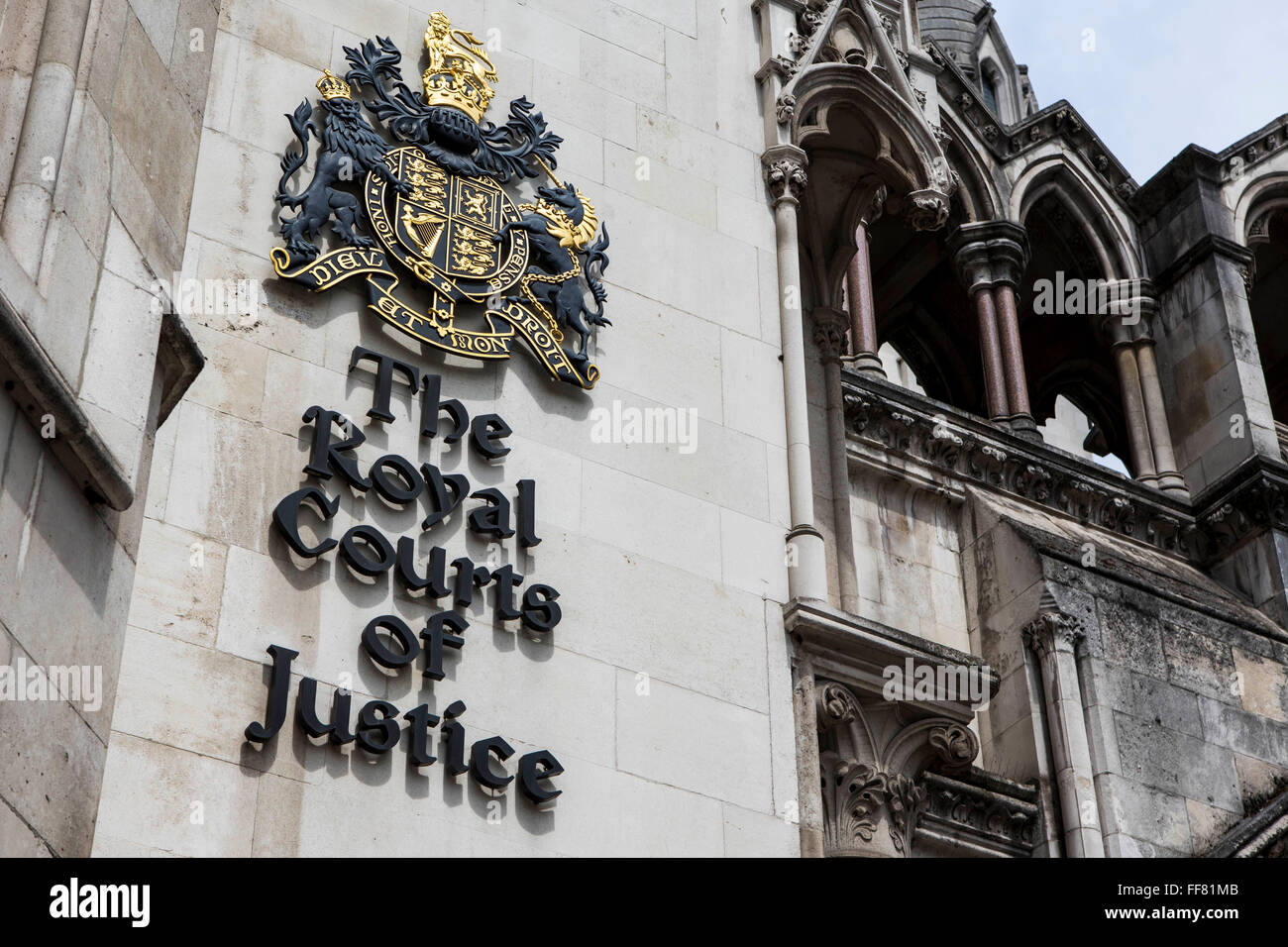 Das Zeichen außerhalb der Royal Courts of Justice, gemeinhin als Justizpalast, ist ein Gerichtsgebäude in London beherbergt den High Court und der Court of Appeal von England und Wales. London, UK. Stockfoto