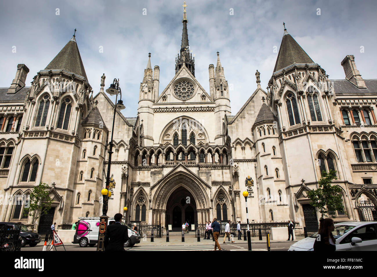 Die Royal Courts of Justice, gemeinhin als Justizpalast, ist ein Gerichtsgebäude in London beherbergt den High Court und der Court of Appeal von England und Wales. London, UK. Stockfoto