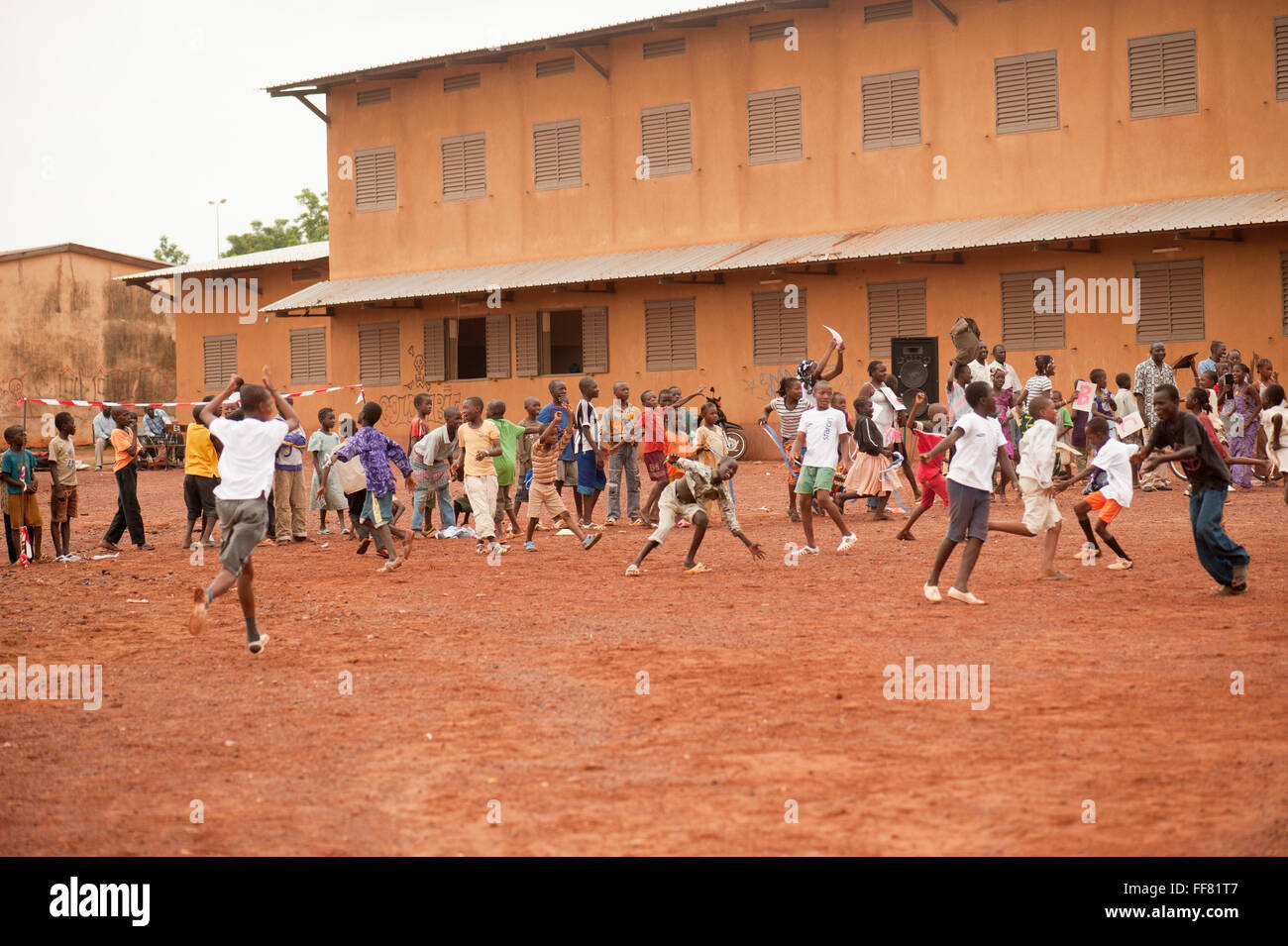 Mali, Afrika - schwarz / weiß-Leute, die Spaß Fußball spielen Stockfoto