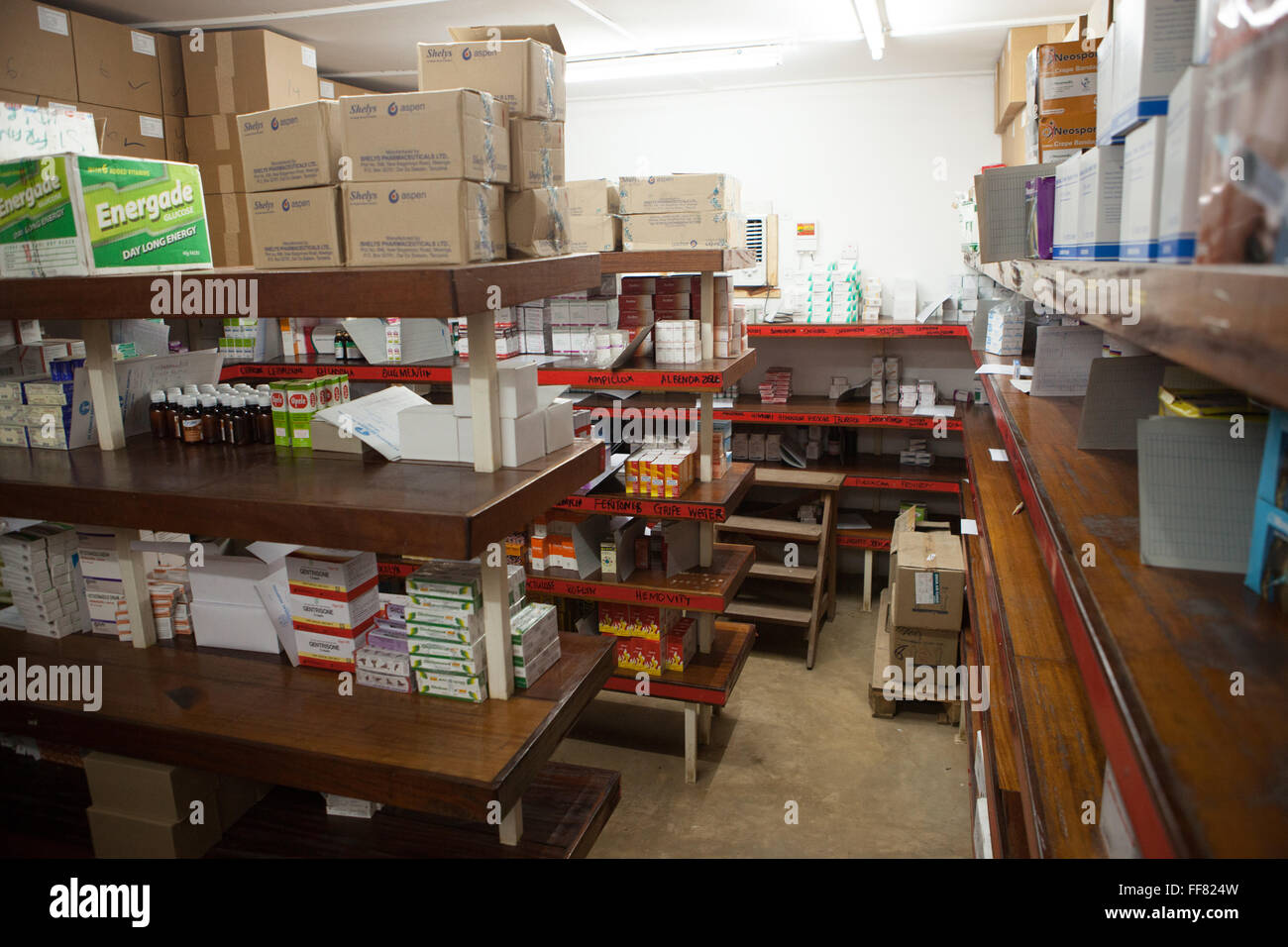 Innerhalb des Speichers in der nach außen Patienten Apotheke, St. Francis Hospital Ifakara, Tansania. Stockfoto