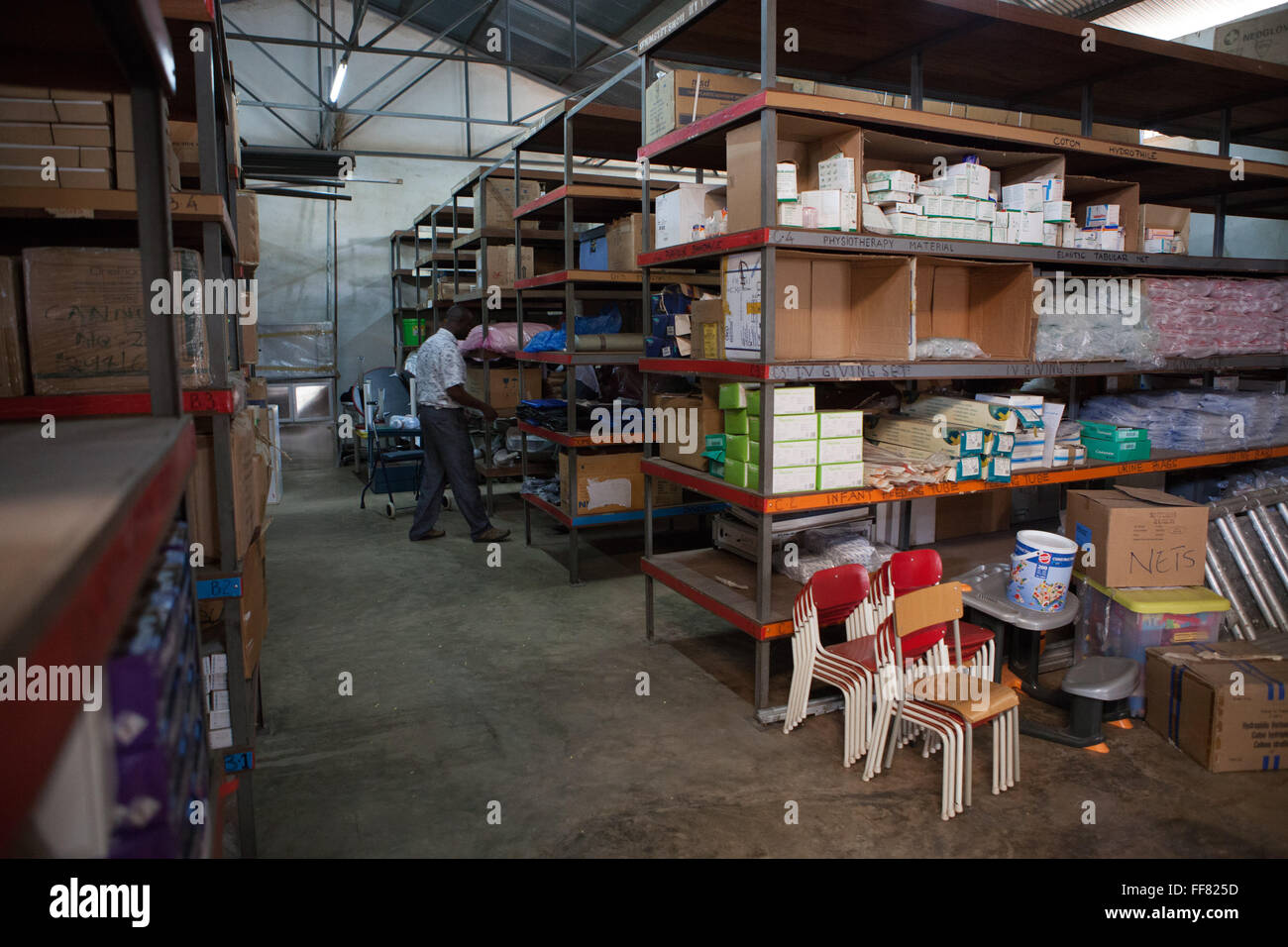 Innerhalb eines Krankenhauses Vorratsschrank am St. Francis Hospital, Ifakara, Tansania, Afrika. Stockfoto